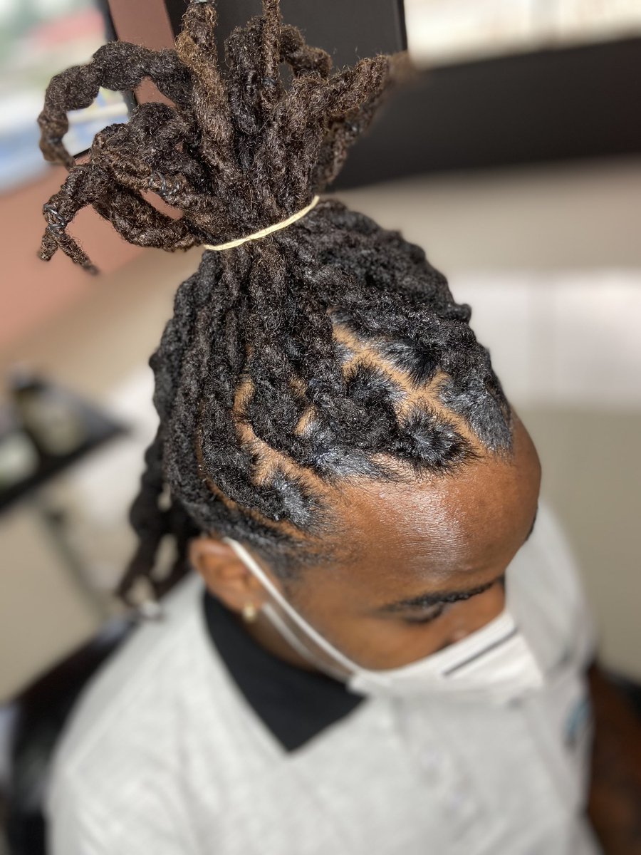 tekeirastyles's tweet photo. Maintain your dreadlocks once a month, to maintain the size and neatness🖤 https://t.co/gBk1OUoEpI