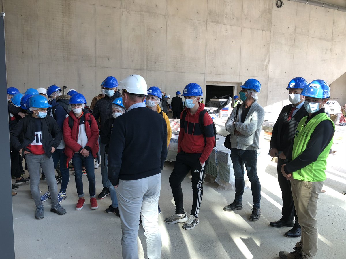 acrennes's tweet photo. #SemaineEcoleEntreprise #CdB2020 Le recteur @emmanuel_ethis accompagne des élèves du clg de #ChartresDeBretagne lors de la visite du futur conservatoire de musique #rennes 🏗L’occasion de sensibiliser les élèves au monde de l’entreprise
#Orientation #ParcoursProfessionnel https://t.co/6iZfIE8VjC