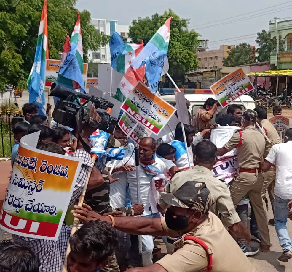 anulekhaboosa's tweet photo. .@NSUIAndhra President along with activists protested at @jntu_anantapur demanding promotion for students of intermediate years and fee waive off for six months or one semester.
#PromoteStudentsSaveFuture
@Neerajkundan @guptar @nsui https://t.co/wBfhcQHWsh