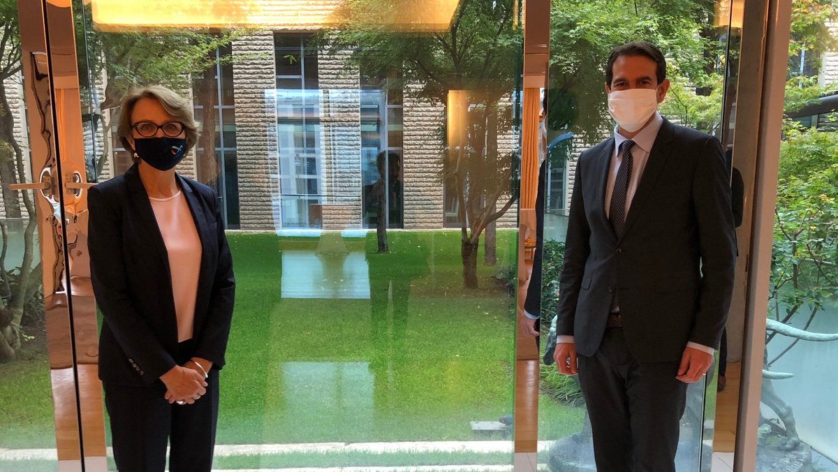 amdescotes's tweet photo. Fruchtbarer und trotz Abstand reger Austausch mit MdB Andreas Jung @cducsubt über die Agenda der 🇩🇪-🇫🇷 Parlamentarischen Versammlung #DFPV #AFPA, bilaterale Projekte im Rahmen des 🇪🇺 Wiederaufbaufonds und die enge Abstimmung unserer Länder bei der Bekämpfung der Pandemie. https://t.co/TFgY8cEBfK