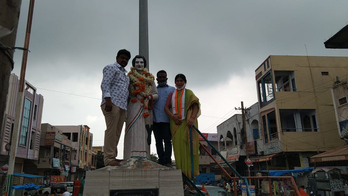 ErrabelliSwarna's tweet photo. (09-10-2020)
32 వ డివిజన్ లో అంకేశ్వరపు సురేందర్ గారి ఆధ్వర్యంలో మాజీ మేయర్ ఎర్రబెల్లి స్వర్ణ గారు ముఖ్య అతిథిగా విచ్చేసి మాజీ ప్రధాని స్వర్గీయ శ్రీమతి.ఇందిరాగాంధీ గారి విగ్రహానికి పూలమాల వేసి నివాళులర్పించారు అనంతరం కాంగ్రెస్ పార్టీ పథకాన్ని ఆవిష్కరించారు.
@UttamTPCC @INCIndia https://t.co/aZwWWvdzRF