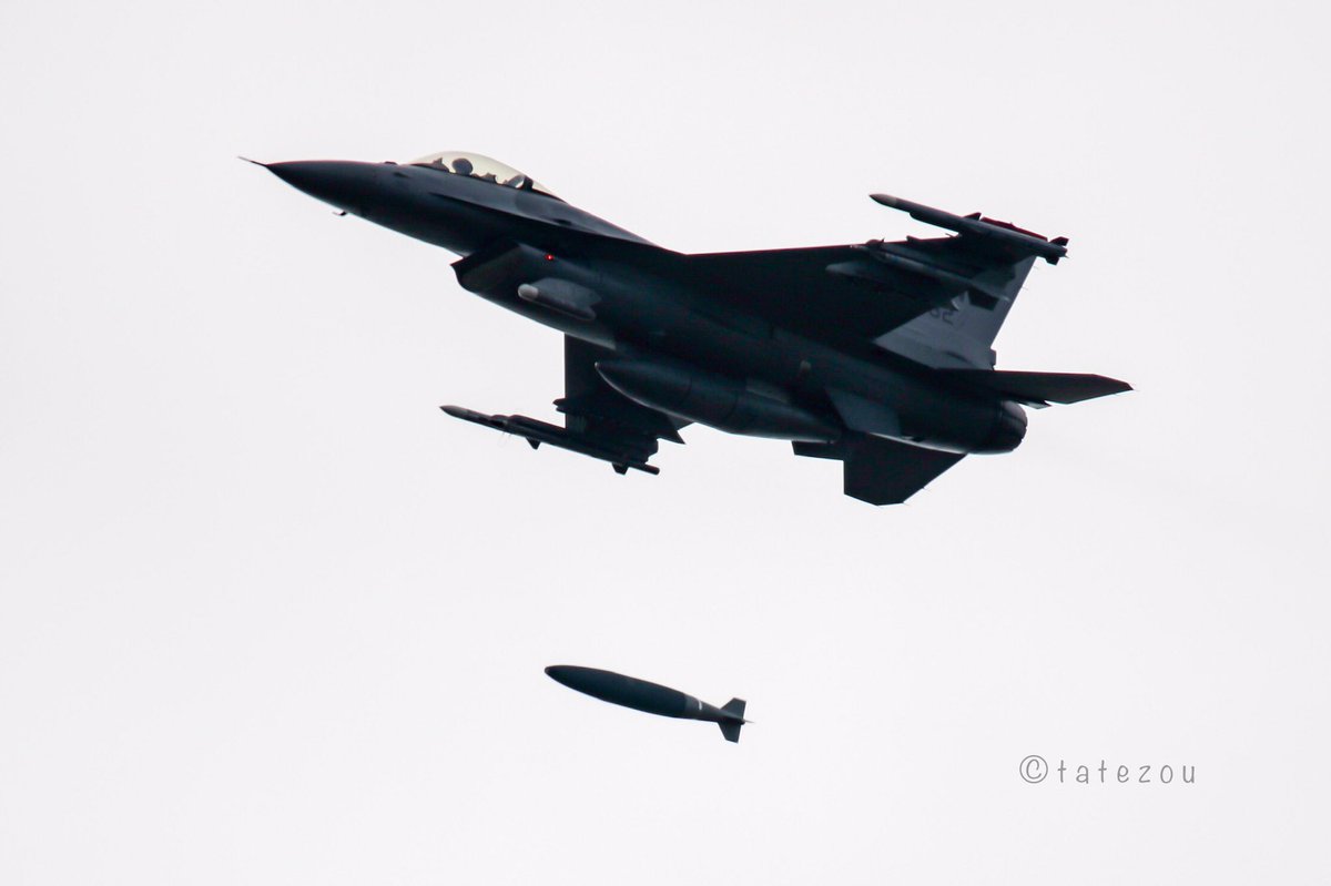 _tatezou's tweet photo. 2020/10/09 #三沢基地 #RJSM #SM_watcher #R130
F-16の爆弾の産卵と爆弾の遡上♪ https://t.co/uDJ5C8wOhm