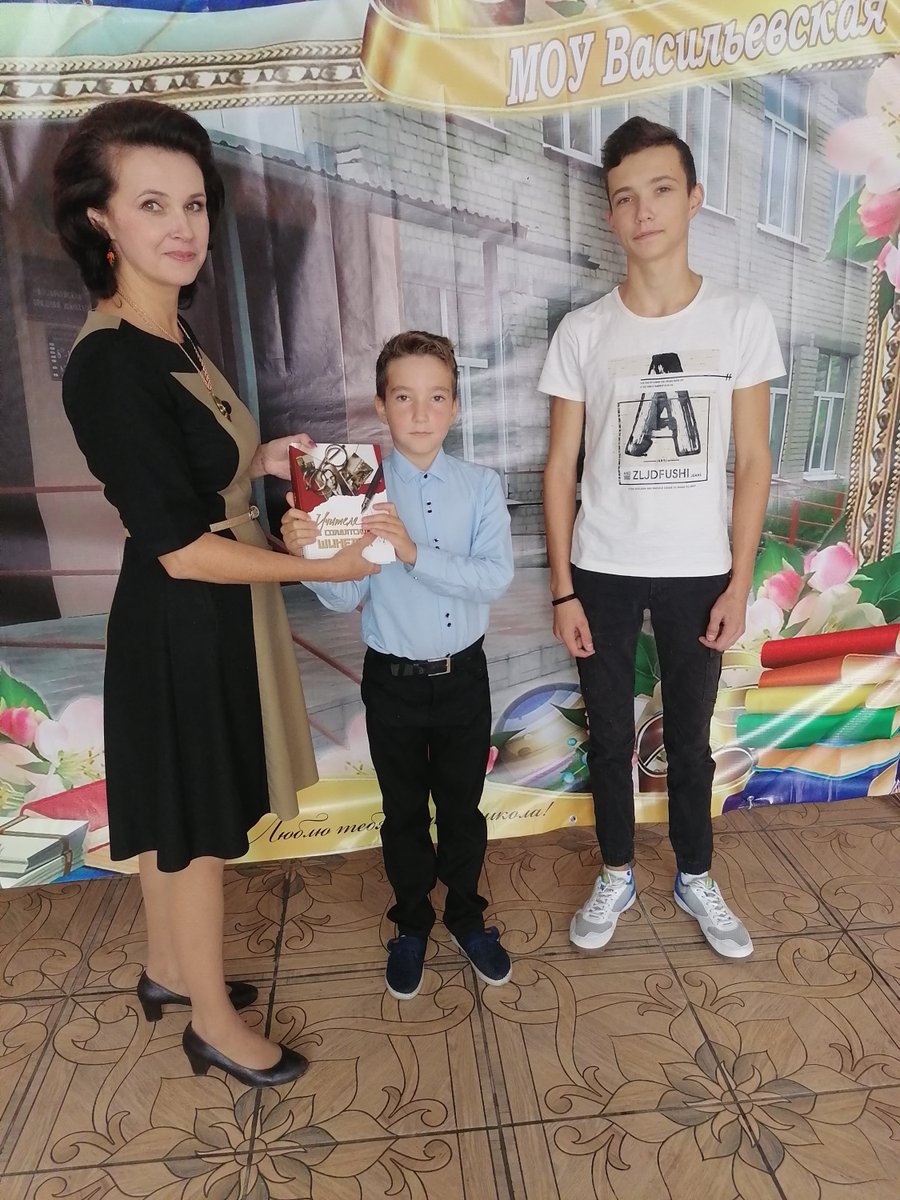 Депутаты Совета Шуйского муниципального района передали в школьные библиотеки книгу "Учителя в солдатских шинелях", посвященную ратному и трудовому подвигу педагогов Ивановской области- участников Великой Отечественной войны. #ЕР37 #ИвановскаяОбласть