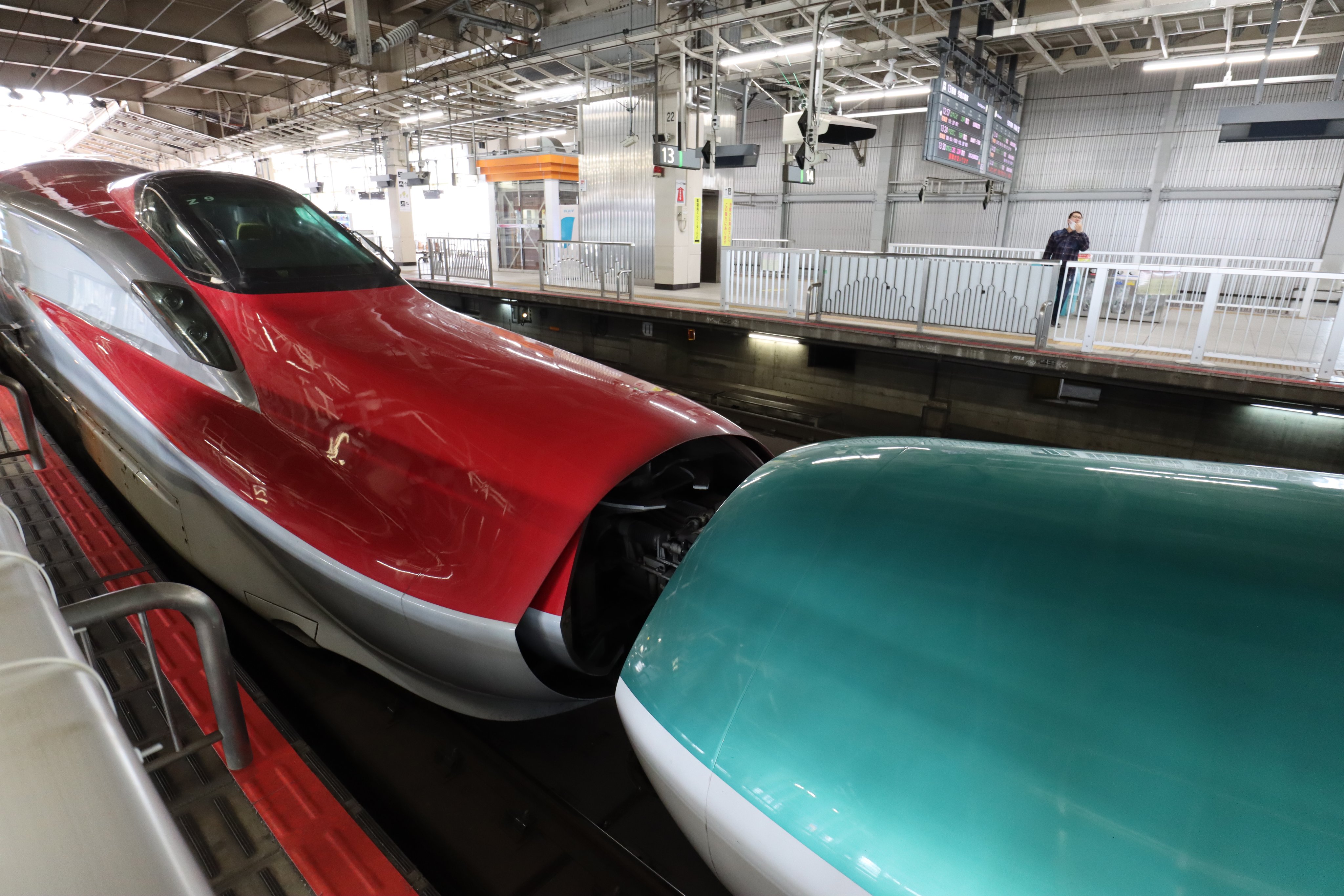 Komi Show 新幹線切り離し 盛岡駅 10 03 東京駅から東北新幹線 やまびこ と秋田新幹線 こまち が連結して走行してきて 盛岡駅で分離 個人的に秋田新幹線の赤色が好きなんだよなぁ 鉄ヲタでは無いけれど つい撮ってしまう 東北新幹線 秋田
