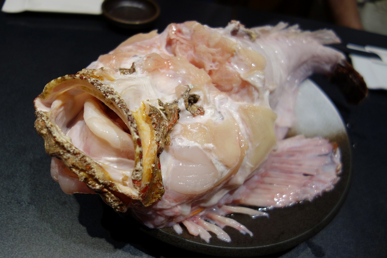 そう 築地の河岸頭さんでいただいたオニダルマオコゼ丸揚げと葡萄海老牡丹海老食べ比べセット 初めていただく魚でしたが濃厚な旨味の白身で美味しかったです また機会があったら調理法違いで色々いただいてみたいですね 河岸頭 築地場外市場 築地