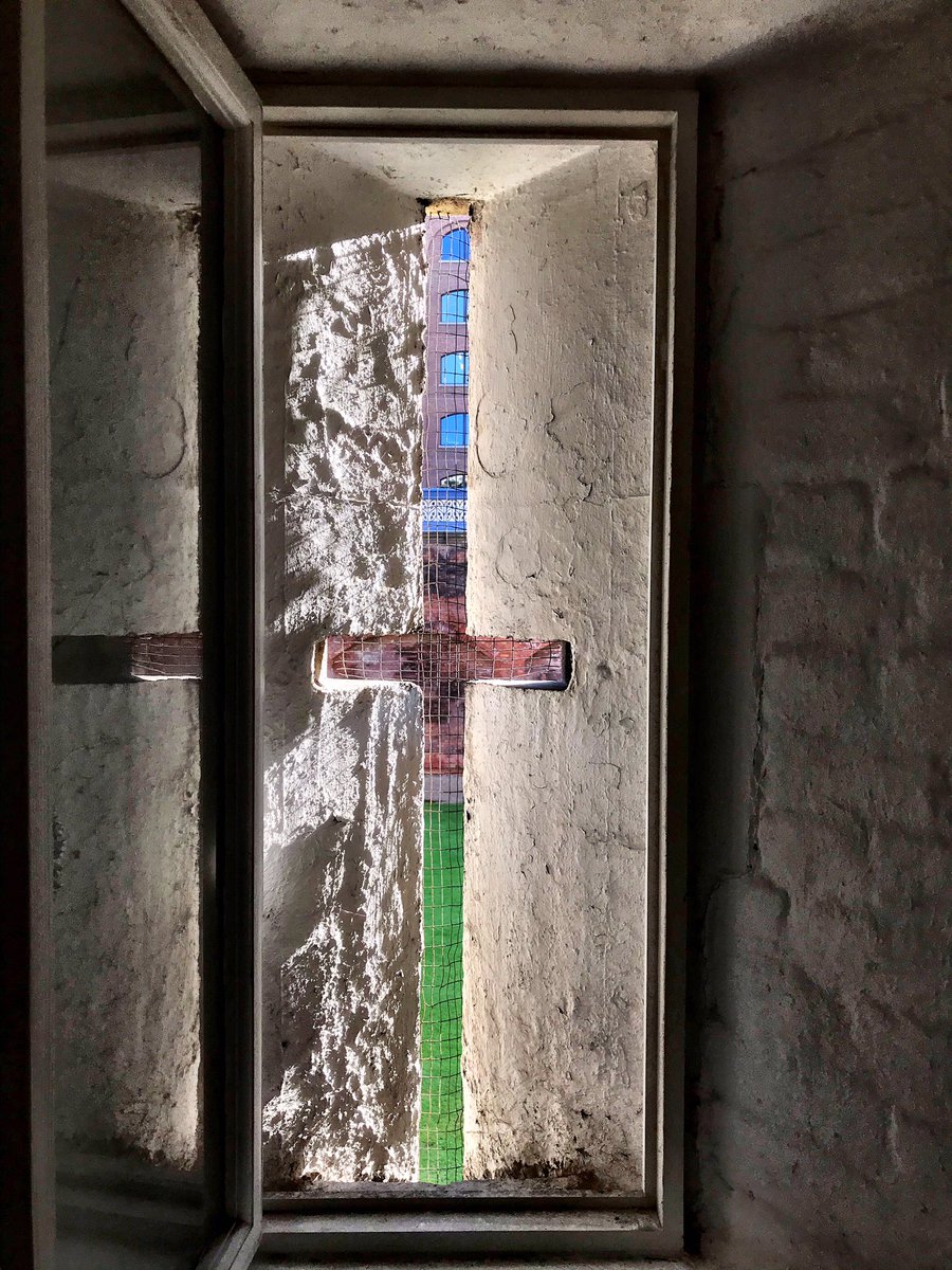 spike_abbott's tweet photo. Lovely sunny day out the kitchen window this morning #TowerBridgeRoad #moat #arrowslit https://t.co/JIcr2cr1hq
