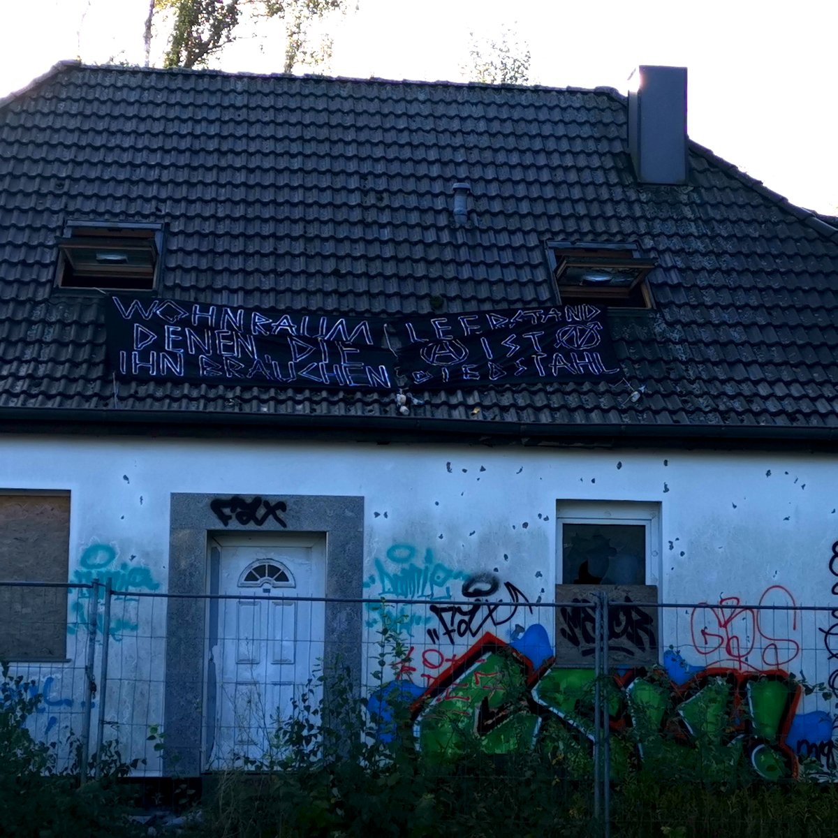 Heute wurde in #Lübeck erneut ein Haus in Solidarität mit #Liebig34bleibt besetzt! Diesmal in der Willy-Brandt-Allee 18. Reißt ihr unsere Häuser nieder, sehen wir uns in euren wieder! #Liebig34 lebt & kämpft! #besetzen #Liebig34Verteidigen
aghl.noblogs.org/wp-admin/post.…