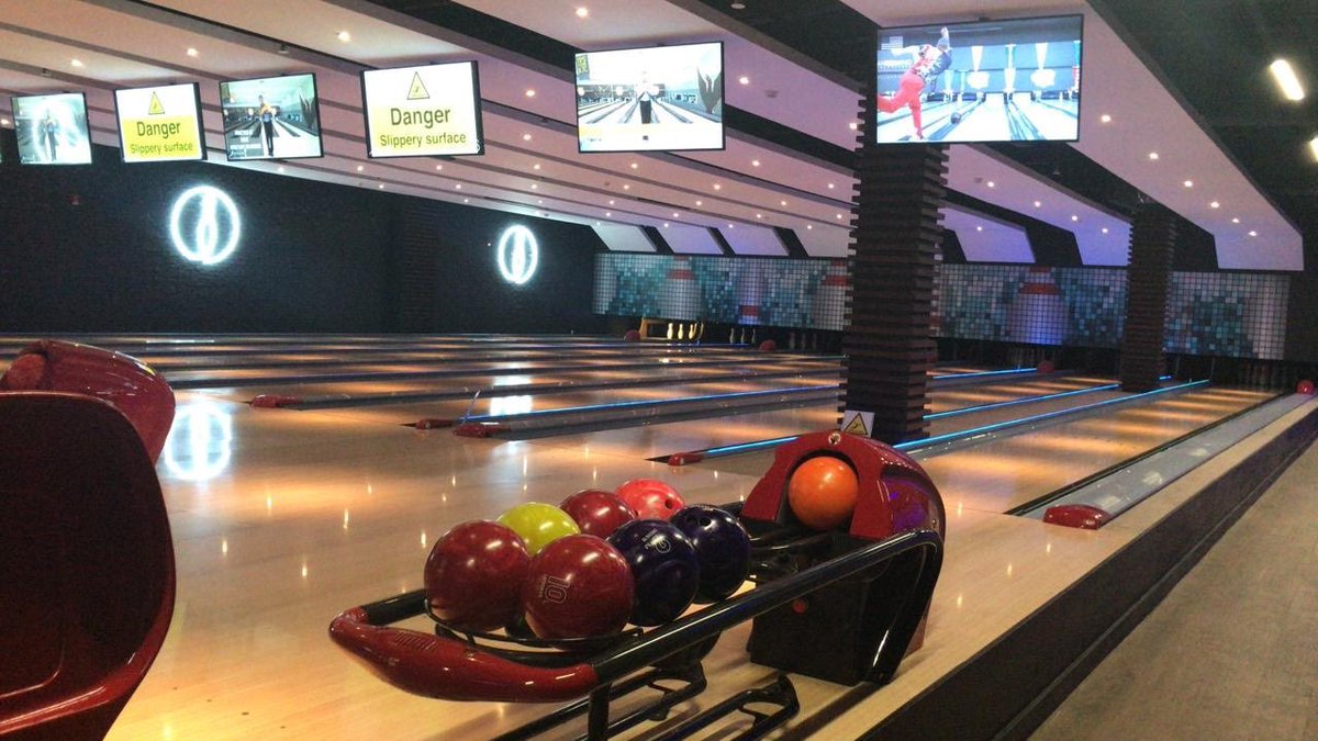 Strike10KSA's tweet photo. منشن صاحبك اللي تحب تنافسه بالبولينج! #سترايك10 😏😉
Mention your friend that you like to compete bowling with him! #Strike10 😏😉 https://t.co/bStBs1Pngm