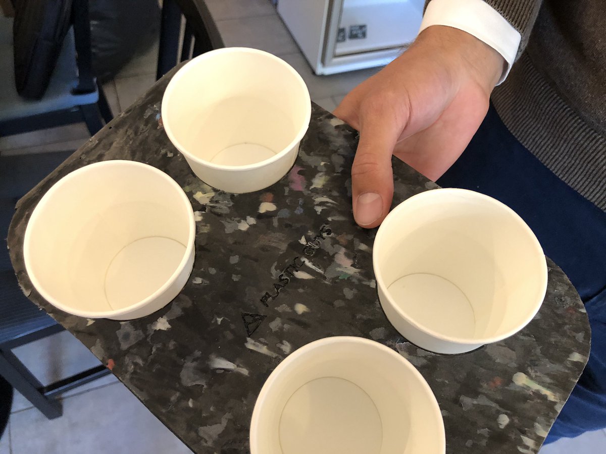 Berankova_CT's tweet photo. Odpad z kaváren a restaurací se pod rukama studentů architektury z @fastvut mění v držáky na kelímky nebo stoly. Našli tak využití, co s materiálem, který jinak končí na skládkách nebo ve spalovnách. V budoucnu by chtěli 3 muži pod jménem #plasticguys dodávat i plastové obklady. https://t.co/qOOgaHDkMk