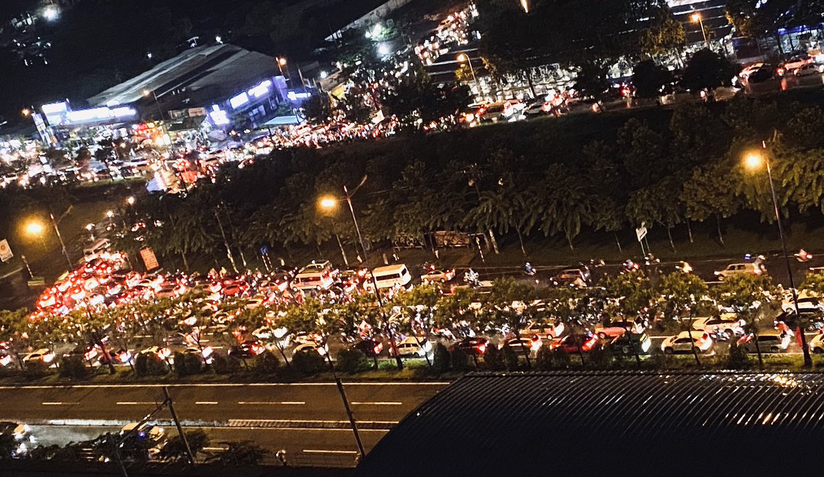 vnshocker's tweet image. ホーチミン2区のビンコムセンター前の大通りの夕方帰宅ラッシュ時。

渋滞もすごいですが、上りと下りの差もまたすごいです。