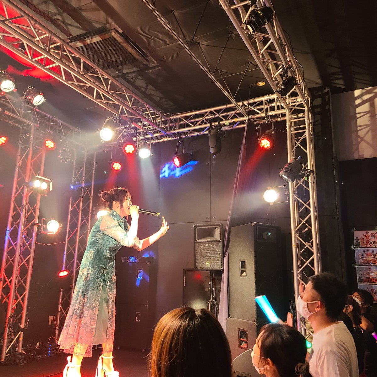 syuan_pv1226's tweet photo. これはスマホ。
バッテリー切れにより…
ホワイトの最後の衣装は
おさめられなかったけど
全部似合っててかわいくてセクシーで
歌声も世界観も最高だった…💖
笑顔が撮れた~💕
#SHS11 https://t.co/GhduqlogRC