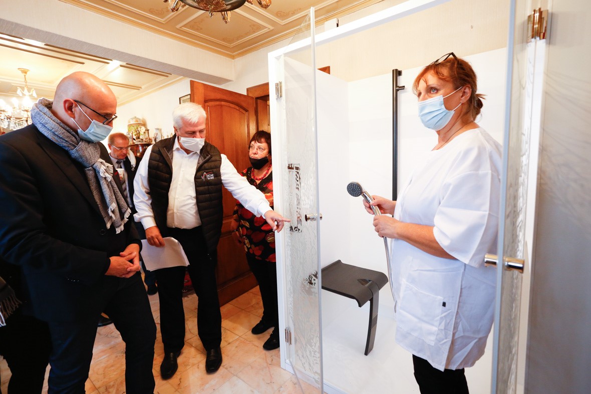 🚿[#INNOVATION] Imaginez une #douche montée en 1/2 journée au domicile d'une personne âgée ou handicapée. En cette #JourneeMondialeDuHandicap, je suis heureux de vous présenter la "douche adaptée", entièrement démontable, et fabriquée en #Alsace ! Avec soutien de @toutlebasrhin.