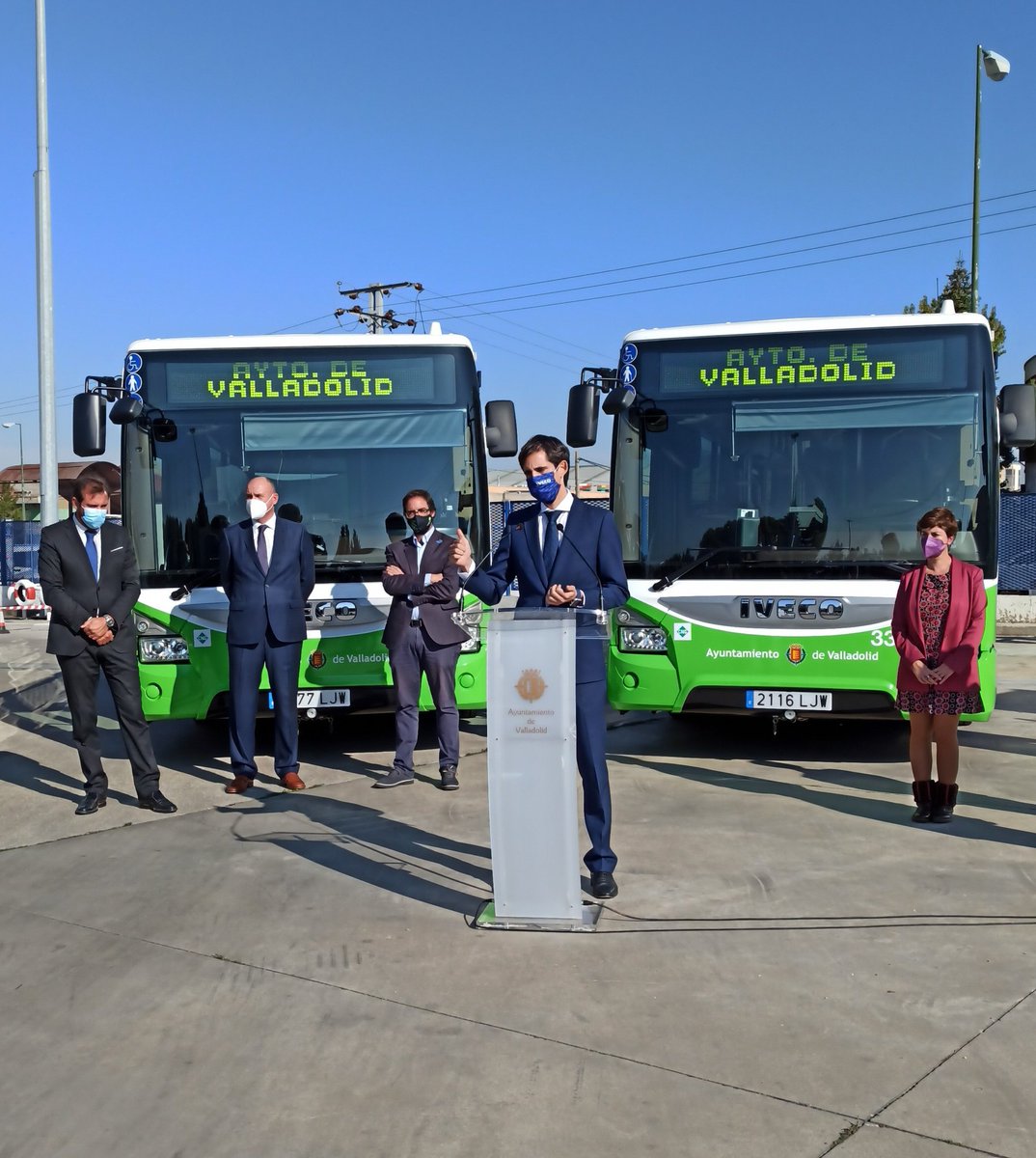 AuvasaVLL's tweet photo. 📢 Alejandro Martín, responsable de @IvecoES "Iveco tiene más de 5.000 autobuses de GNC circulando en Europa buscando un transporte sostenible"

#️⃣ #Valladolid #VAenBUS #CiudasVerde #DesarrolloSostenible #GNC https://t.co/62MG7IiCUK