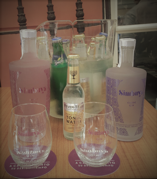 Simbuya_Gin's tweet photo. Damos la bienvenida al fin de semana brindando con #SimbuyaGin, auténtica ginebra de #ZanahoriaMorá 🍸🤩👏🥂
¡Disfruta combinándola con tu bebida y botánicos favoritos!
Consigue tus botellas en: https://t.co/9V6l3qWkuF https://t.co/9z1Bp9VYQH