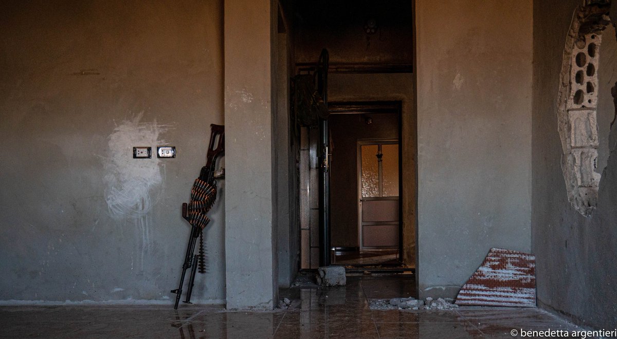 The war continued in the following months despite the ceasefires. Turkey tried to push inland and far away from the border and the territory. This pic was taken in the city of Zergan at the time one of the "hottest" frontline