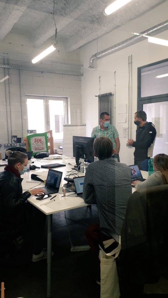 #hackathon #marseille 
👀 La pression monte au sein de nos 6 équipes qui finissent de créer leur solution #numérique #innovante pour les personnes éloignées de l'#Emploi
Ce matin RDV #experts et bientôt le #pitch, restez connecté.e.s
 #laruchemarseille #belledemai #PoleEmploi