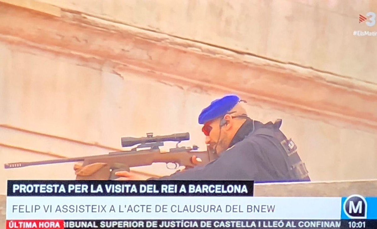 elteunomaqui's tweet photo. Eh @policia, un tipo armado y apuntando a civiles desarmados anda suelto por Barcelona. Además, va sin mascarilla... https://t.co/c9BXONx1KJ
