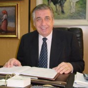 RAYMKIII1's tweet image. #GeekTweets elias rodriguez varela,a algunos su nombre quizas no les suene,pero su voz si,este gallego actor de cine español y de doblaje español,su voz fue usada en la publicidad española de los 90,y tambien fue narrador castellano de los vhs de disney