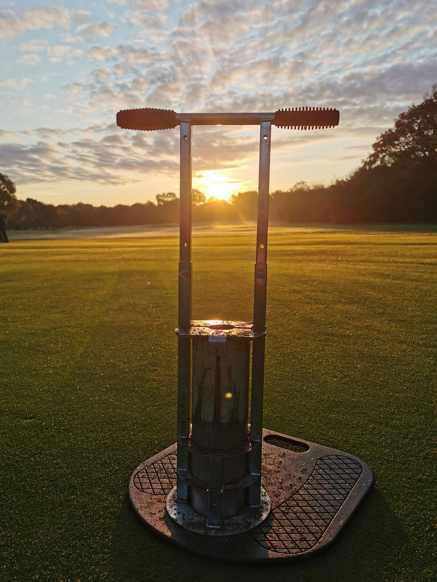 robbie5914's tweet photo. Lovely sunrise this morning while setting up the course for the day @FulwellGC  @ryan_bezzant https://t.co/QEqiMwvzuI