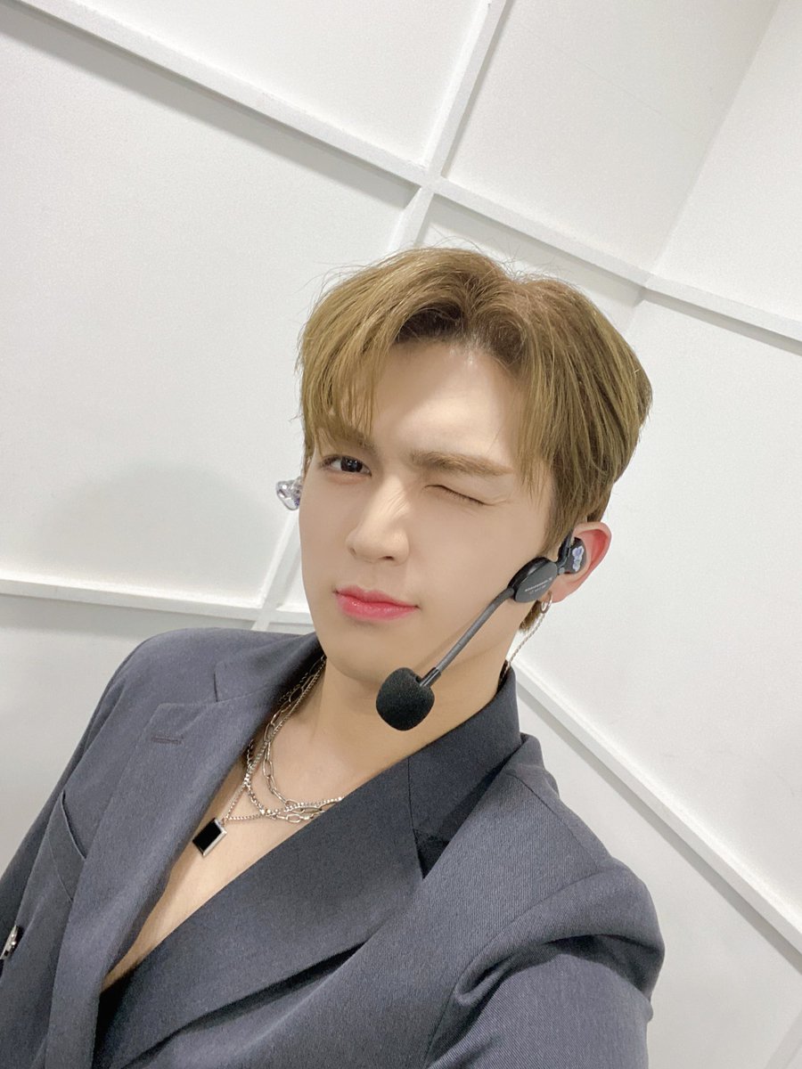 UP10TION's tweet photo. 오늘은 회색 규진이랍니다~! #up10tion #규진 #gyujin https://t.co/TLvcqGUufH