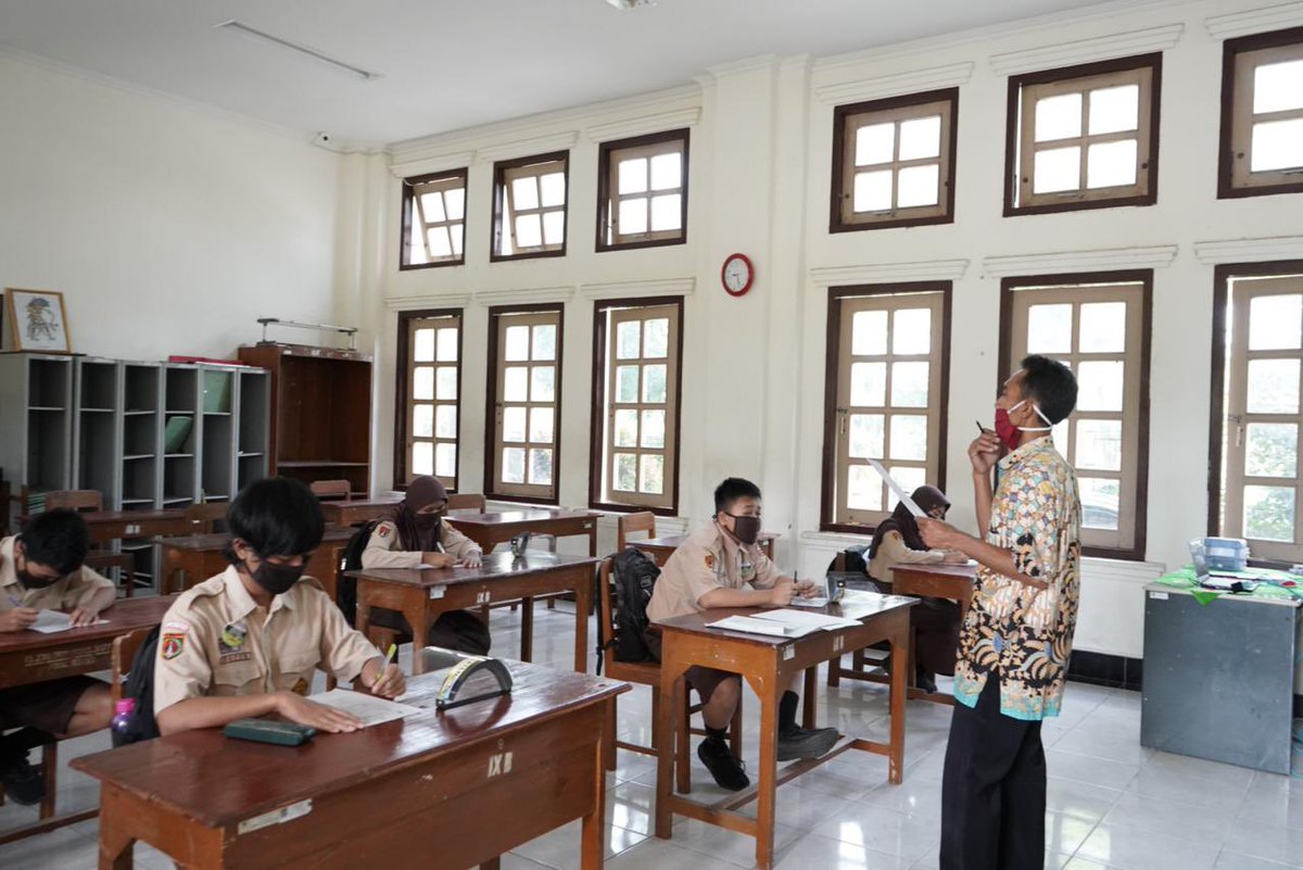 “Semua sarananya sudah siap dan sekolahannya pun juga sudah siap. Saat saya mengecek tadi, ada beberapa kelas yang hanya berisikan beberapa siswa, karena beberapa orang tua masih mikir-mikir untuk mengijinkan anaknya bersekolah.” ujar Pjs Bupati Klaten—