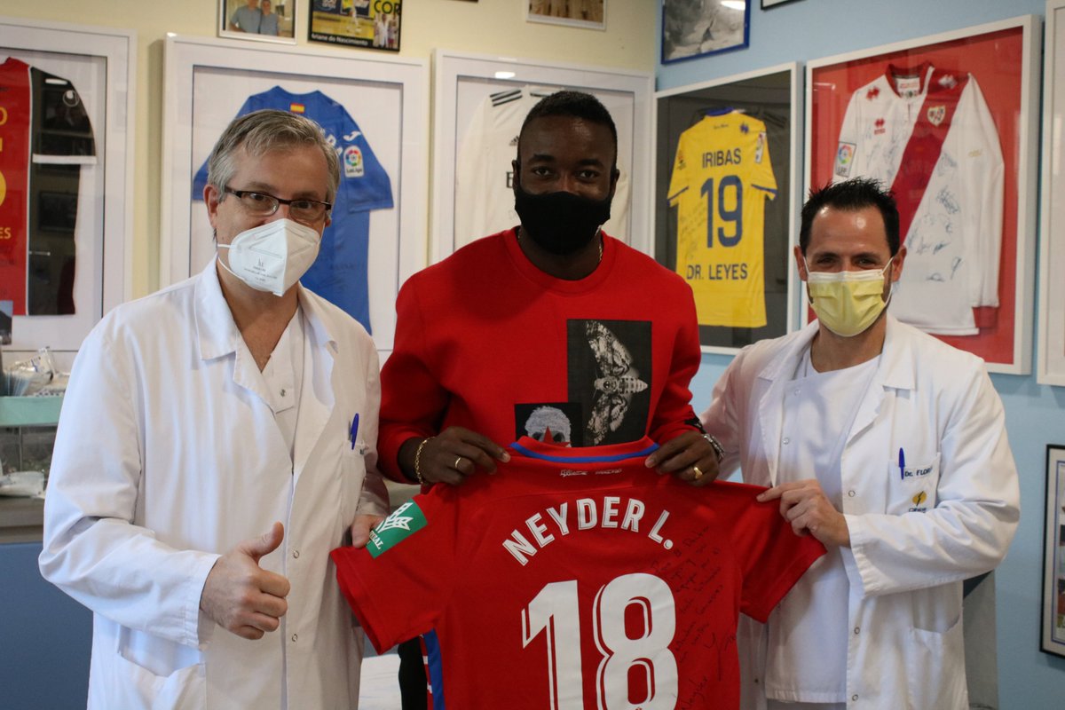 #FUTBOL ⚽️ Damos las gracias a Neyder Lozano (<a href="/Neyderlozano8/">Neyder Yessid Lozano</a>), futbolista del @GranadaCdeF, por el regalo de esta camiseta.

¡ Gracias por tu confianza y mucho ánimo en tu recuperación 💪!

<a href="/drmanuelleyes/">Leyes, Flores & CO</a> <a href="/DrCesar_Flores/">César Flores</a>