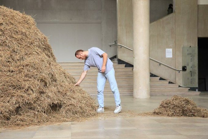 Believe it or not, someone has actually looked for and found a single needle hidden in a haystack. Done by hand, it took Sven Sachsalber 18 hours to complete this task at the Palais de Tokyo in Paris buff.ly/2AGVT7w