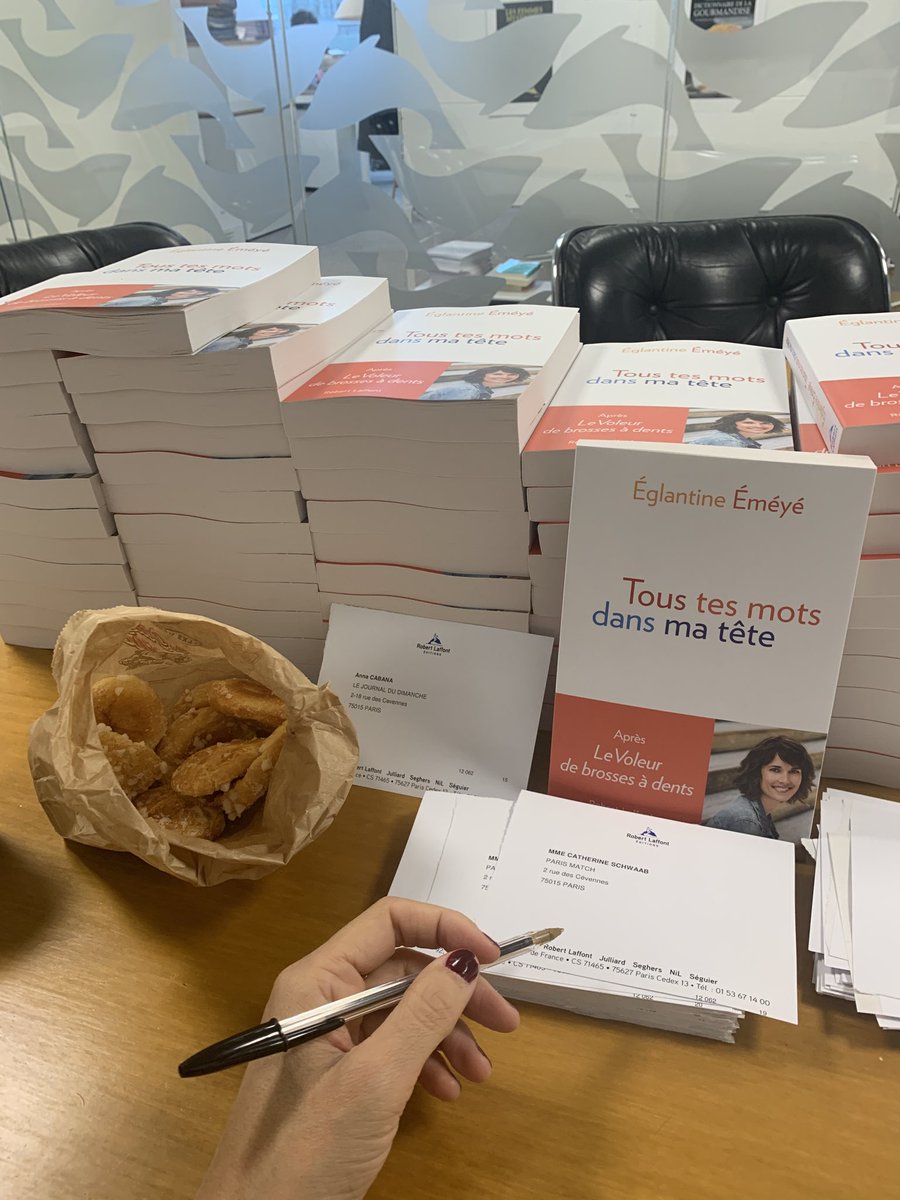 Croissants, stylo, et livres... tout est prêt pour le service de presse ! « Tous tes mots dans me tète ». Samy vous raconte... a paraître le 22 octobre!#livre #autisme #roman