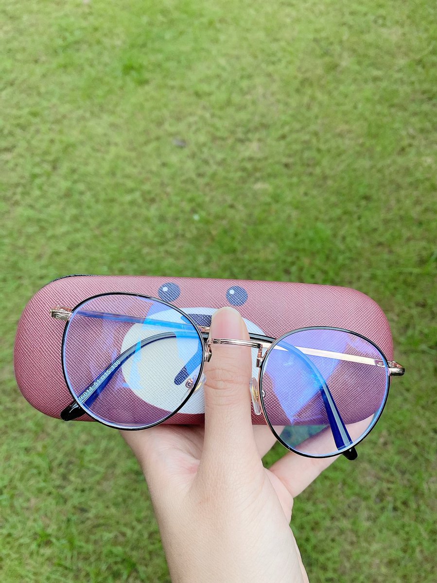 9iputter's tweet image. ทุกคนเราซื้อแว่นกรองแสงร้านนี้เลยฮะ @ChukaGlasses ใส่สบายมาก ไม่ปวดตาเหมือนเมื่อก่อนเลย แต่ก่อนนี่ปิดไฟเล่นมือถือทีนี่น้ำตาไหลพราก ตอนนี้คือไม่แสบตาเลย บอกเลยต้องไปตำ‼️ ราคา 250. ส่งด่วนฟรีด้วยนะ +ได้กล่องเก็บแว่นมาด้วย น่ารักมากกกก