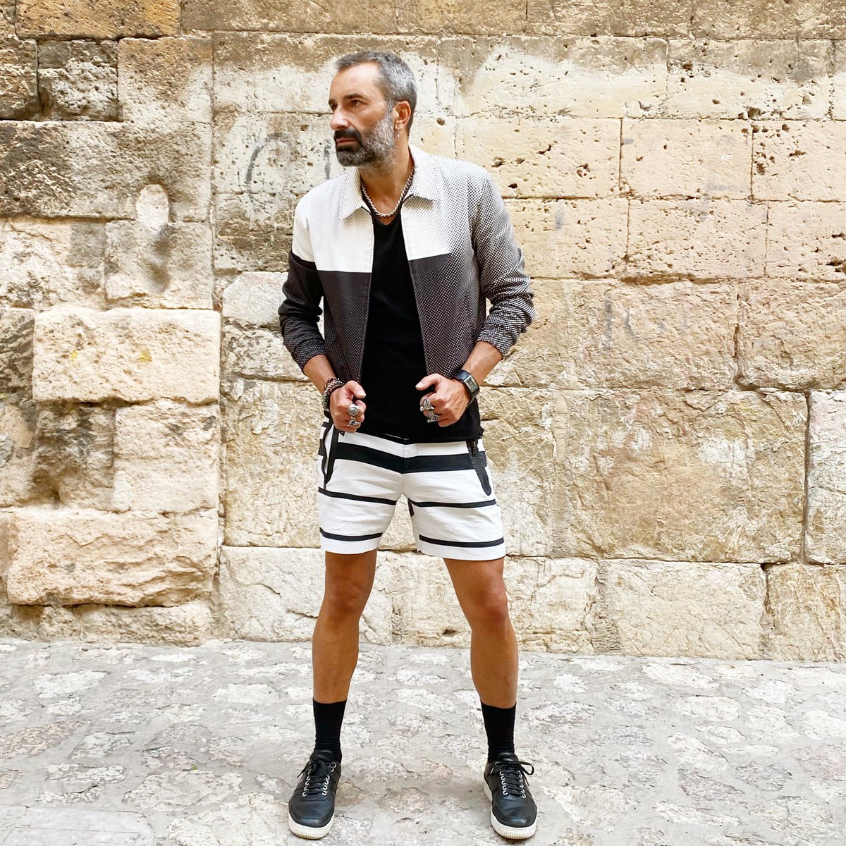 andresllompart's tweet photo. Black &amp; White 🤍🖤
#beststreetstyle #beststreetoutfit 
#hoscos #vecinitos #neilbarrett #menshorts #bestmenfashion #blackandwhiteoutfit #fashionmen #palmademallorca #mallorca #gay #gayfashionista #gaystyle #jonathansaunders #gaywithstyle #gaybloggers #menfashionista #bestmenswear https://t.co/9XNCLzqErc