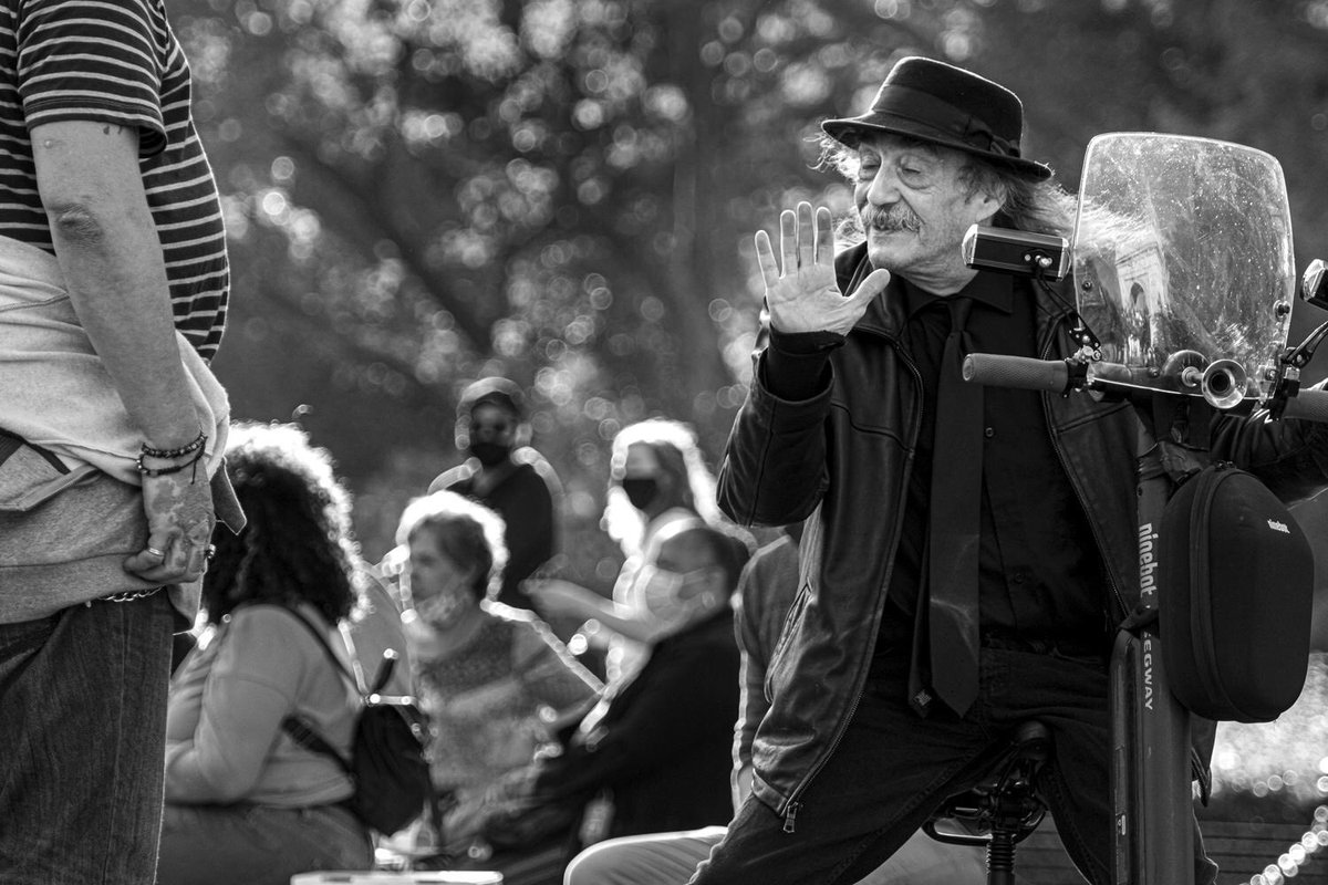 bobcooley's tweet image. Old School
#FujiXT3
300mm-1/300@ƒ5.6-ISO1000

#explaining #gesture #socialdistancing #conversation #scooter #expressive #alonetogether #pandemic #covid19 #photojournalism #candid #streetphotography #Fujifilm #WestVillage #GreenwichVillage #blackandwhite #WashingtonSquarePark