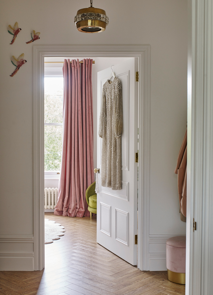 ECLocations's tweet image. NEW LOCATION ✨

Uploaded to the website today, we are excited to have location #TSW159 with us. This beautiful apartment can be found located in a Victorian townhouse in South London, with Parisian inspired interiors throughout.

View the location here: eastcoastproduction.co.uk/locations/beau…