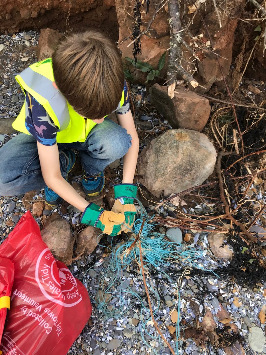 Don't forget our last autumn #beachclean tomorrow - there are still a few spaces if you want to sign up and help a local beach! ow.ly/X4Qq50BL8dp

You can also borrow the kit on another day and do your own clean, just contact aquarium@angleseyseazoo.co.uk to enquire!