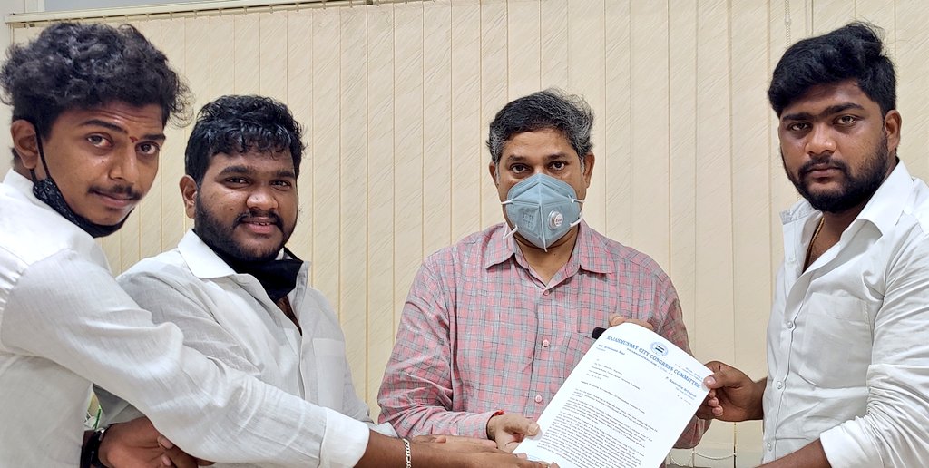 UmaKanth_NSUI's tweet photo. Today met JNTUK Vive Chancellor RamaLinga Raju Garu and Registrar CH.Satyanarayana Garu and conveyed all the students problems regarding exams and demanded to promote students without examinations and gave Representation on behalf of @NSUIAndhra @jntukfastupdate https://t.co/SiPOoTJypg