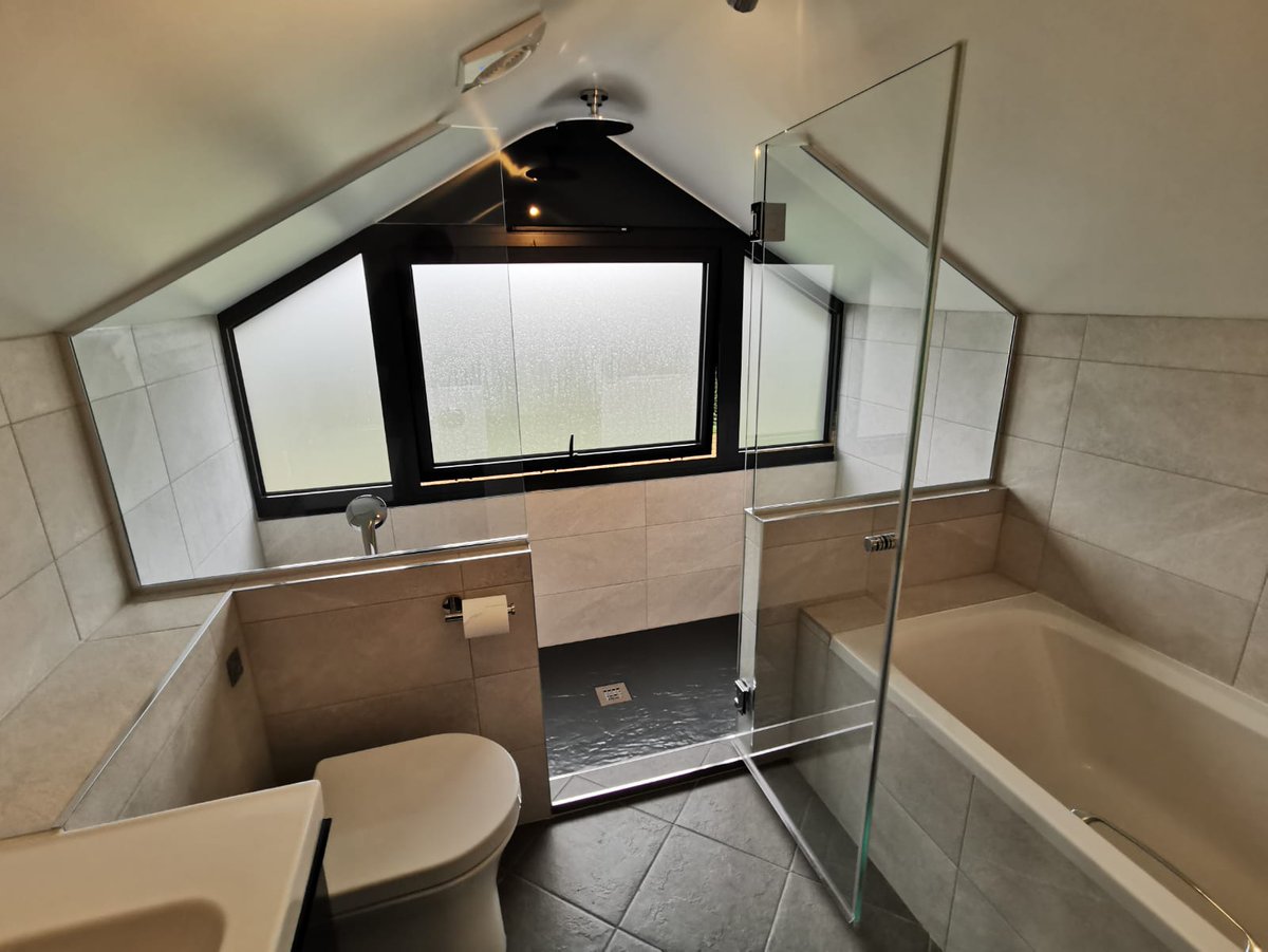 ClearGlassCB24's tweet photo. At Clear Glass we can manufacture bespoke glass shower screens and enclosures to any size or shape; take a look at this unique shower screen we installed recently!

For a free, no obligation estimate contact us today.

#bathroom #shower #bathroomideas #showerscreen #bathrooms https://t.co/c10QxSCjvm