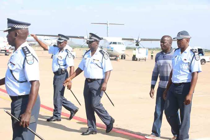 abimbolamini's tweet photo. Police officers in Botswana do not carry guns during patrol, except during incidents that may lead to them being confronted by armed criminals

They are ranked as the Best Police Service in Africa according to World Internal Security &amp; Police Index (WISPI) https://t.co/AFWEHkpDbO
