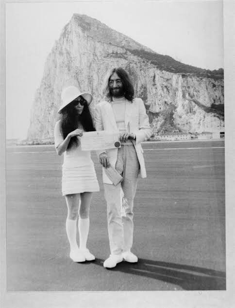 株式会社テイク ジョンレノンの平和を願ったアイデア 1969年 オノヨーコとともに平和 の象徴であるどんぐりを２つ 各国のリーダーたちへ送り 平和へのメッセージを届けました