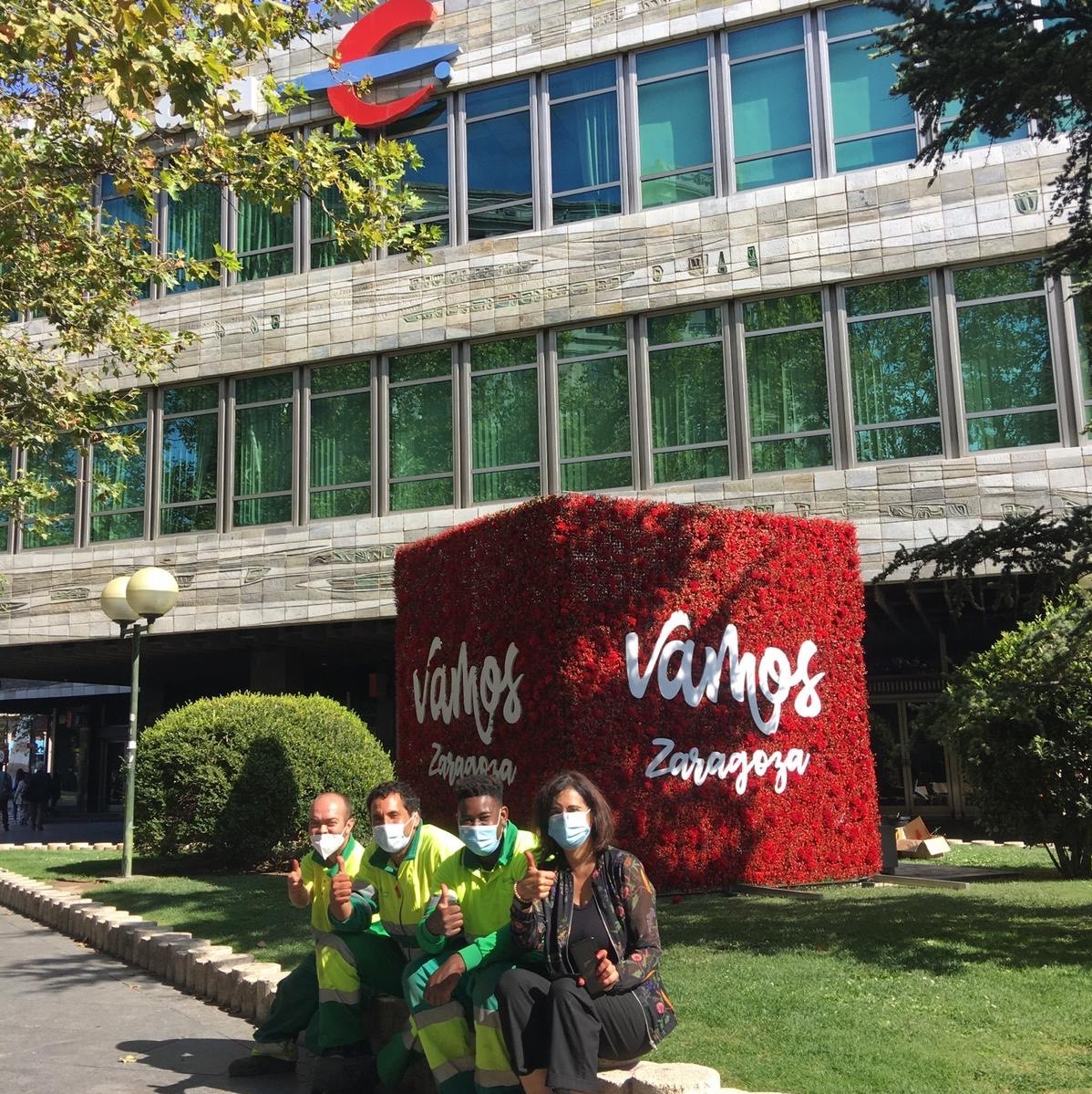 ibercaja's tweet photo. 🌺Ibercaja se viste de gala para #ElPilar

🙌💐Muchísimas gracias, @Gardeniers1, por ayudarnos a decorar nuestro edificio central #Zaragoza y así participar en la #OfrendaBalconesZgz

Iniciativa: @zaragoza_es | Asociación de Empresarios de Flores de Aragón
https://t.co/jNO3NbYTBR https://t.co/8igfHsSmjr