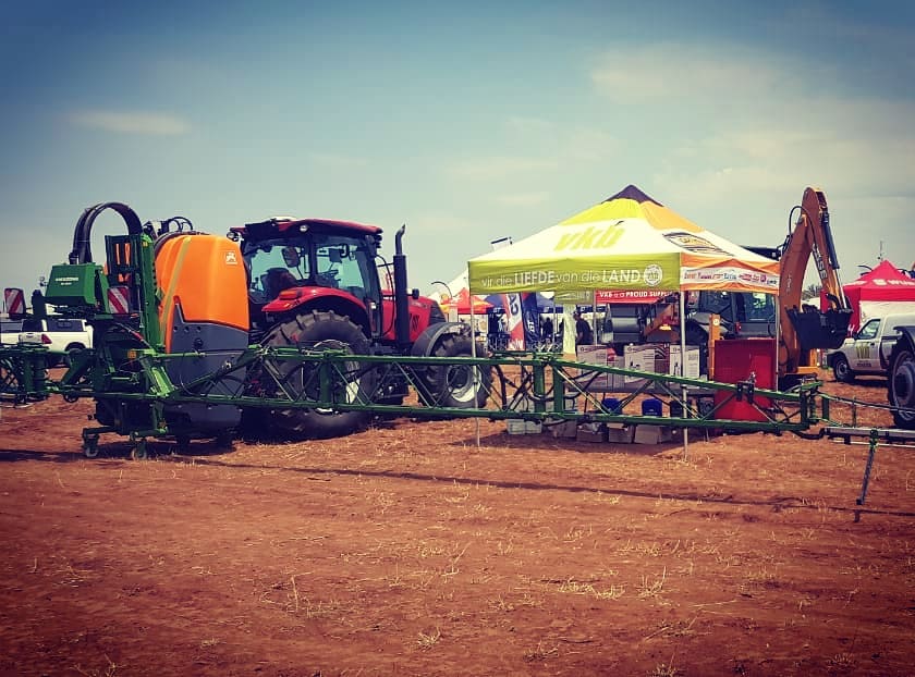 FalconAgriEquip's tweet photo. CVO Vivo Boerebemarkingsdag (Farmers' Marketing Day) with @vkblandbou. Good weather, great people and an amazing @Amazone UF 2002 sprayer with 24 m boom 😁 #falcon #amazone #vkb #cvovivoboerebemarkingsdag #verycool #goodvibes #greatoutdoors #farmersday #boeredag https://t.co/KWXXHWI0zF