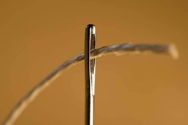 قال أحدهم:
"عندما تعطيك أمك الخيط لتدخله في الإبرة حاول ان تتأخر قليلا كي لا تشعر أنها كبرت"💔