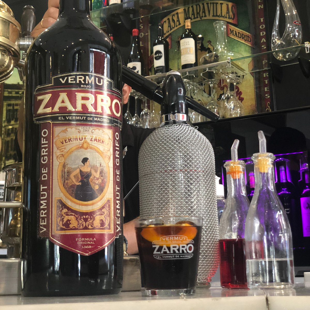 #viernes por fin y a las puertas de un puente. Empecemos muy bien el #findesemana. Para el #aperitivo de #hoy que podemos disfrutar en la #terraza como en #salón un soberbio <a href="/vermutdemadrid/">Vermut Zarro</a> con una rodajita de naranja para coronar este extraordinario #vemut. Salud! 
#Madrid