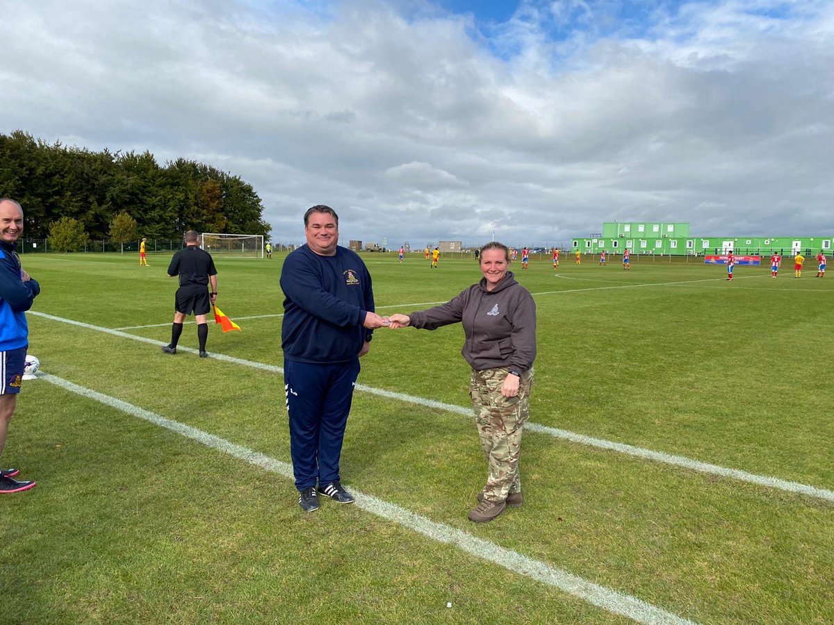 The Regimental Colonel presented WO2 Saunders with a Regimental Coin for his outstanding service of over 20 years to Gunner Football. Today was his last game but on behalf of all the Gunners, thank you.

#fridayfootball #gunnerfootball #oneregiment