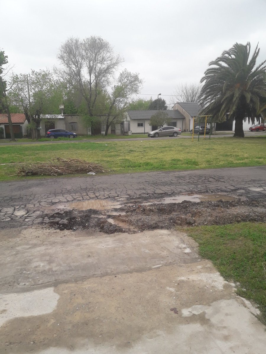 ZMMITRE's tweet image. Focalizando en La Plata, donde las calles así abundan..Se acuerda @Julio_Alak cuando vino a inaugurar la 523? Comparando a hoy, eran tiempos de gloria de la ciudad!! Parece que el "Cambio" q proclaman sus sucesores @JulioGarro @chubyleguizamon vino fallado..#PésimaGestión