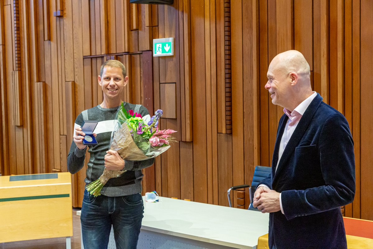 Vandaag vieren we Coming Out Day en wappert de regenboogvlag in Amersfoort. Marcel Bakker ontving uit handen van wethouder Cees van Eijk de Derk Koetje Award voor zijn bijzondere inzet voor de belangen van LHBTI-ers in Amersfoort en omstreken. #comingoutweekend033