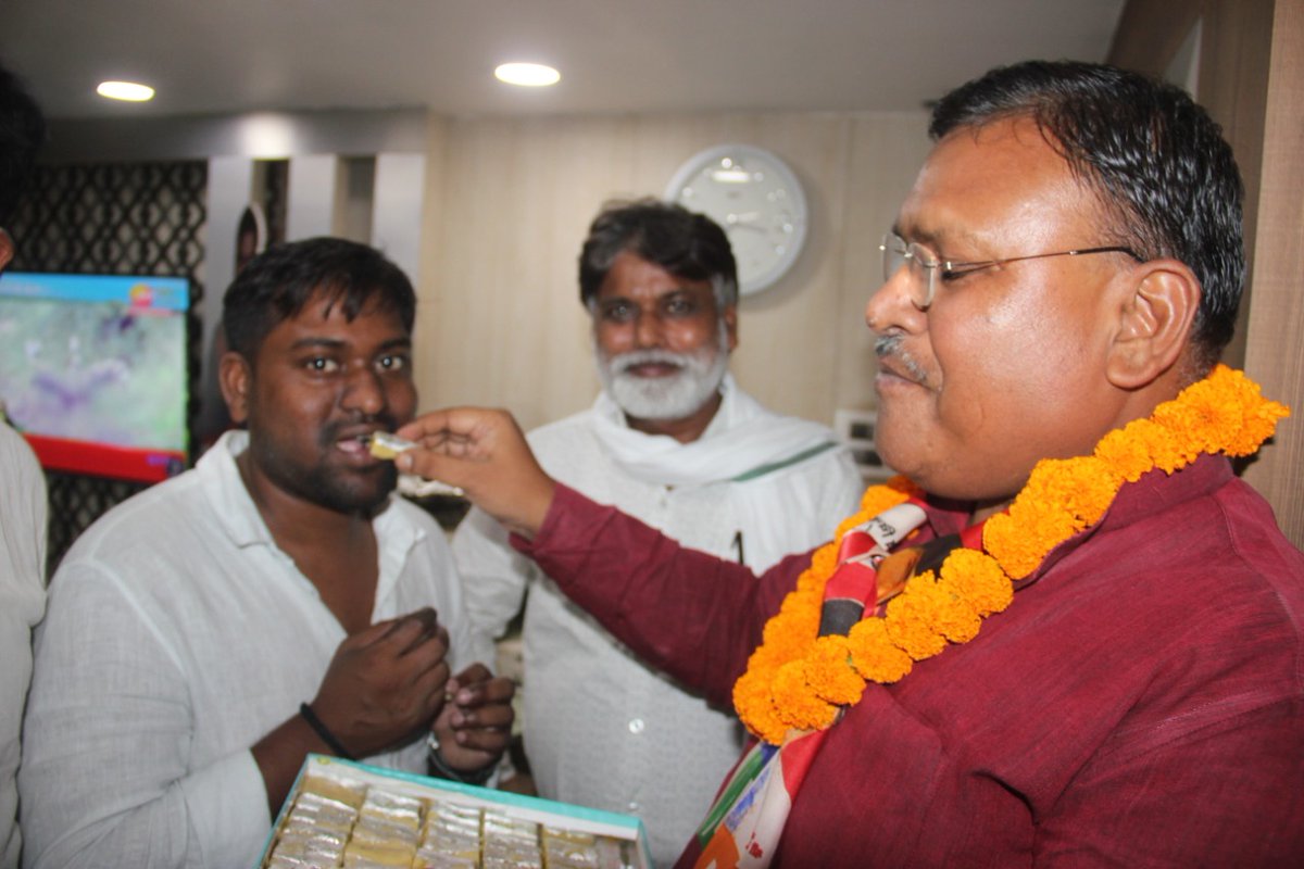santoshjsahani's tweet photo. बिहार विधानसभा चुनाव 2020 में मधुबनी जिला के मधुबनी विधानसभा से श्री सुमन कुमार महासेठ जी को NDA समर्थित विकासशील इंसान पार्टी के नाव छाप का सिम्बल दिया गया!
आप को बहुत-बहुत बधाई एवं शुभकामनायें!
#मिशन2020
#vippartyindia https://t.co/gZ8uT97wsy