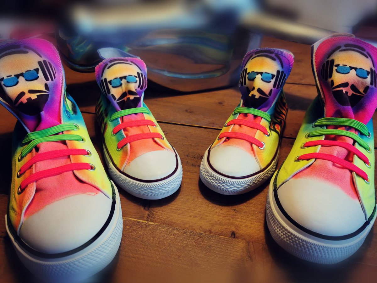 Beautifull hand  painted OMEO merchandise shoes. 
Collectors items.