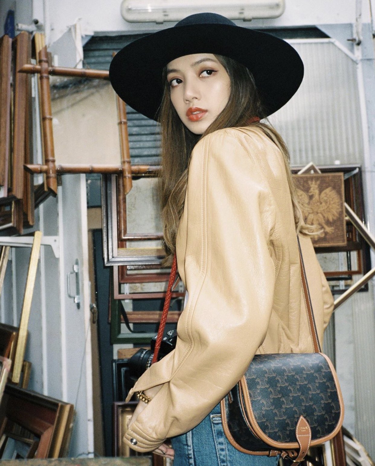 DY. az X-en: „The way Lisa pose with her Celine bag   / X