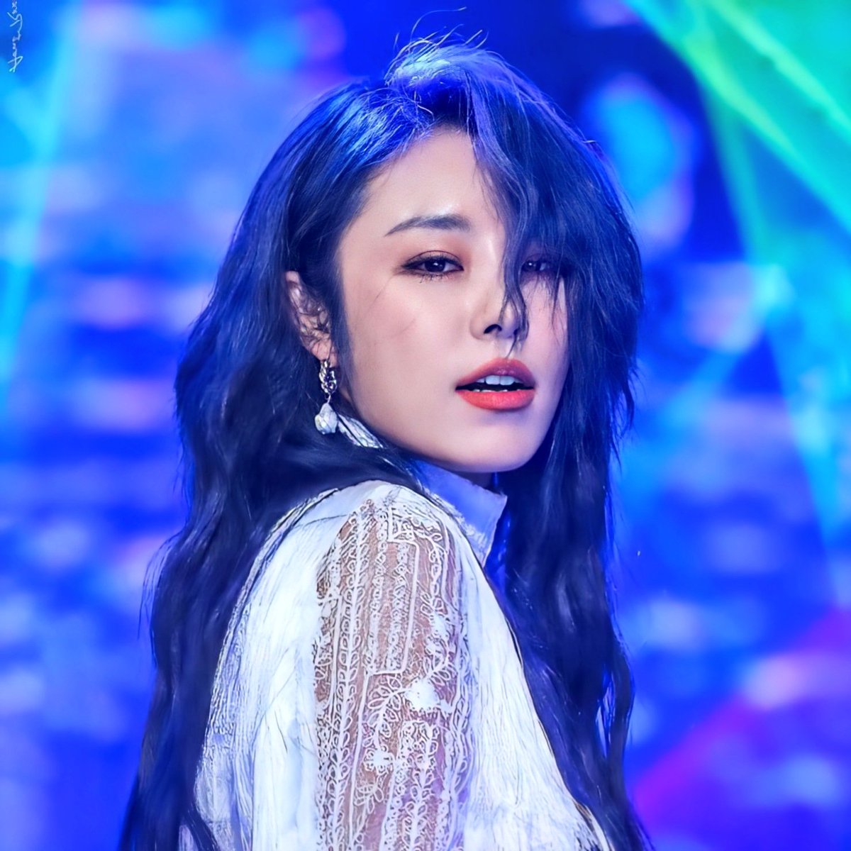 She invented blue  #WHEEIN  @RBW_MAMAMOO