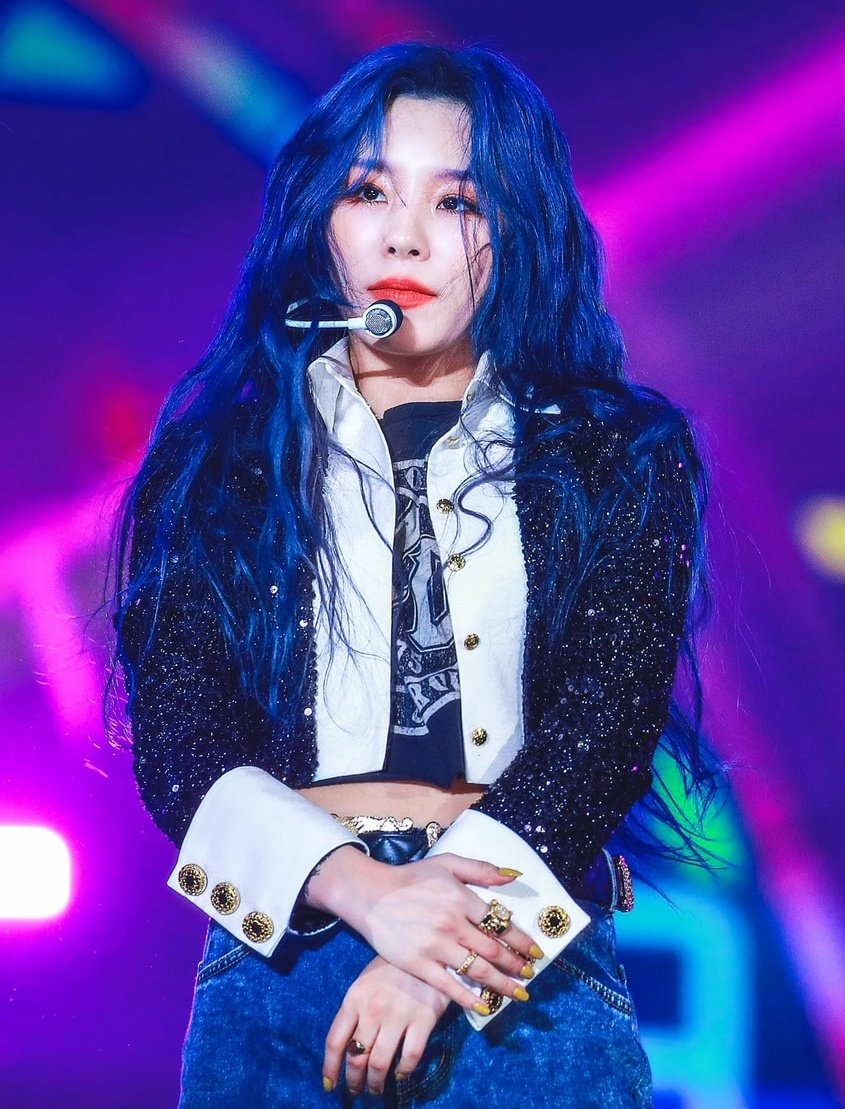 She invented blue  #WHEEIN  @RBW_MAMAMOO