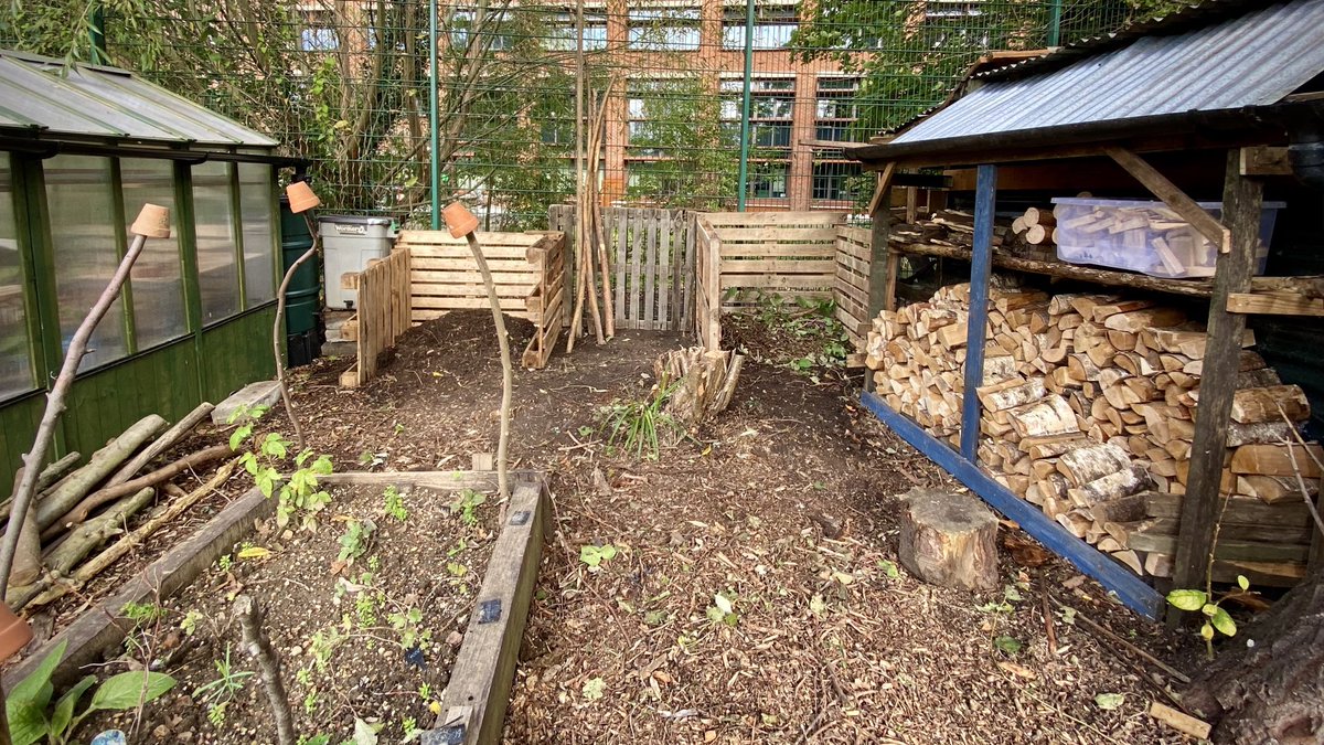 forestschooling's tweet image. This week we started transforming our #allotment. We’ve built a #logstore and #composting area. Next is seven new 10x4ft #raisedbeds so next year we can grow 3 times more food 🍲 👍